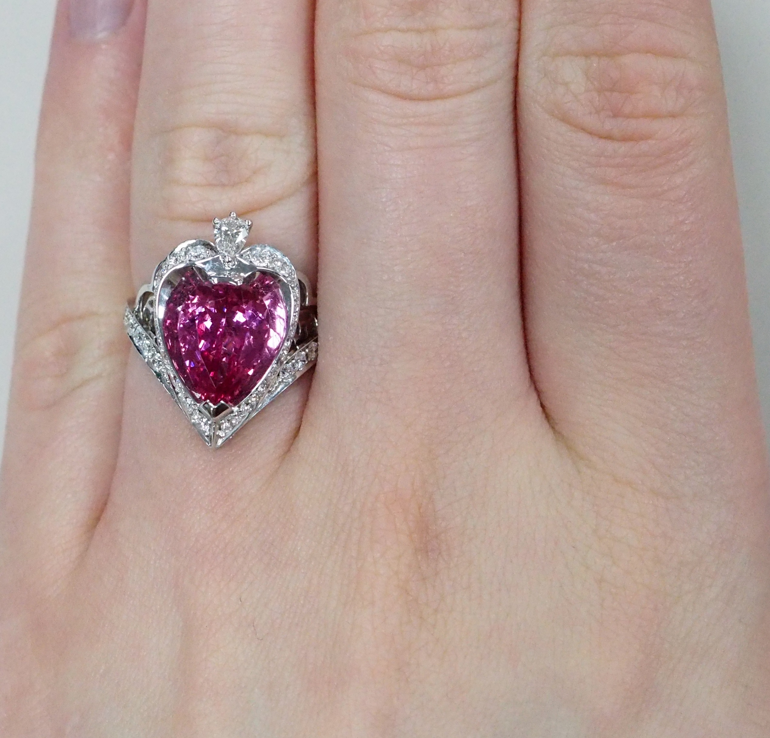 Кольцо из белого золота с розовой шпинелью